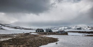 50. Cadde, Sudndalen, Norveç manzaralı karlı manzaralı evler.