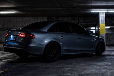 Otoparktaki Audi S4 'ün yan görüntüsü.