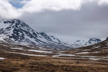 Piterstulen, Jotunheimen, Norveç 'teki karlı dağların yakınındaki Visladen Vadisi' nin güzel bir görüntüsü.