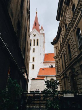 Letonya 'daki kilisenin düşük açılı görüntüsü