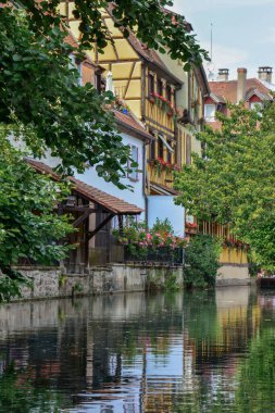 Colmar, Alsace, Fransa 'da güzel bir kanal çekimi.