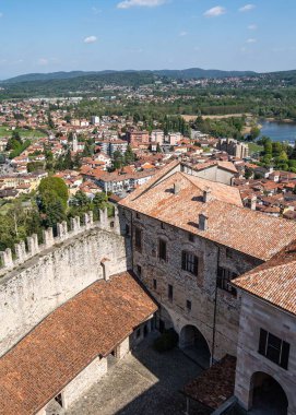 Maggiore Gölü kıyılarından Rocca di Angera 'nın tepesinden manzara ve güzel kırsal kesim, Lombardy, İtalya