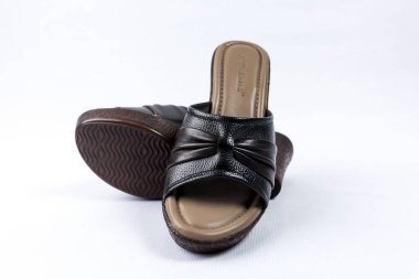 beyaz zemin üzerinde ayakkabı