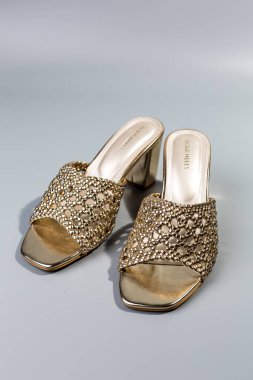 beyaz zemin üzerinde ayakkabı