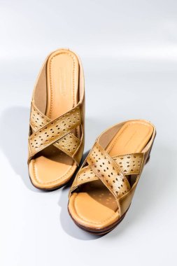 beyaz zemin üzerinde ayakkabı