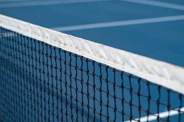 Mavi kortta beyaz çizgiler olan köşegen tenis ağına yakın çekim, tenis maçı konsepti