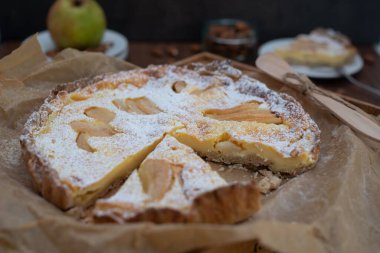 Ev yapımı armutlu bir turtanın manzarası servis edilmek üzere masaya konur.