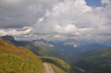 Gündüz vakti bulutlu gökyüzünün altında İtalya 'daki Alpler' in güzel bir manzarası.