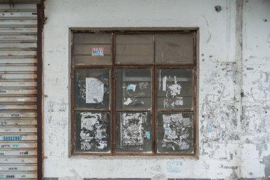 Eski bir evde kapalı bir cam pencere.