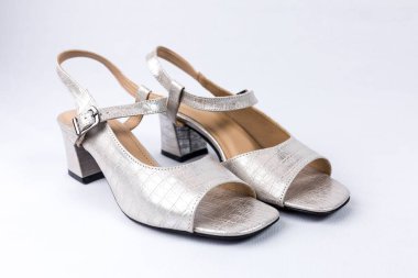 beyaz zemin üzerinde ayakkabı