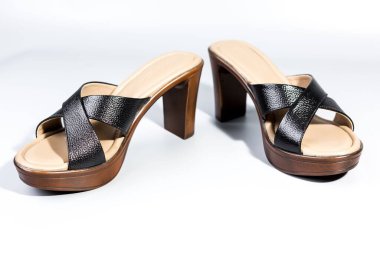 beyaz zemin üzerinde ayakkabı