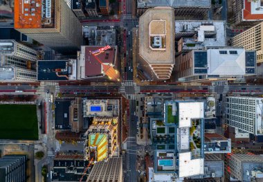 Baltimore şehir merkezindeki güneşin doğuşunu gösteren hava manzarası.