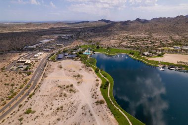 Estrella Dağ Çiftliği ve Kuzey Gölü 'nün Arizona' daki Starpoint Konut Kulübü 'ndeki insansız hava aracı görüntüsü.