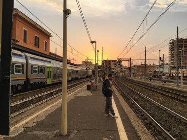 İspanya, Barselona tren istasyonunun yanında duran bir adam.