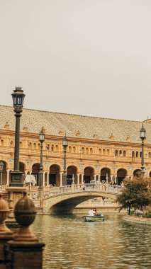 İspanya 'nın Seville meydanındaki su yüzeyindeki bir teknenin dikey görüntüsü.