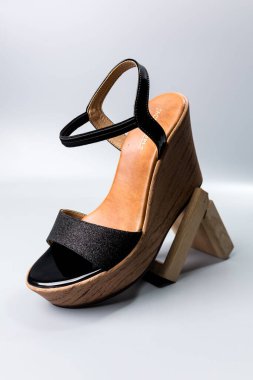 beyaz zemin üzerinde ayakkabı