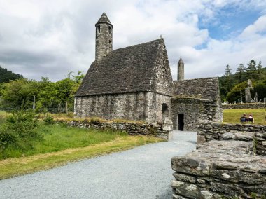 Glendalough 'daki Aziz Kevin kilisesi. İrlanda.