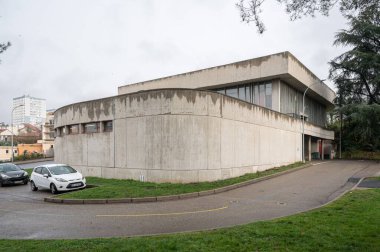 Le Corbusier Başyapıtı 'nın aydınlık gökyüzü altında ağaçları olan modern minimalist beton tarzı mimarisi.