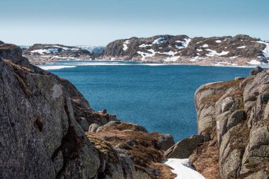 Norveç, Lyseveien 'deki kayalık dağların yakınındaki mavi suyun hava manzarası.
