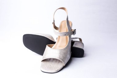 beyaz zemin üzerinde ayakkabı