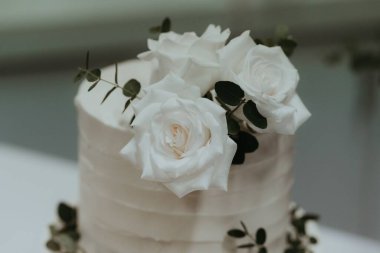 Güllü beyaz bir pasta