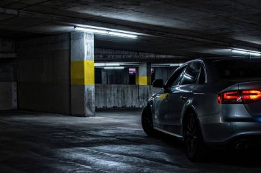 Otoparktaki Audi S4 'ün arka görüntüsü.