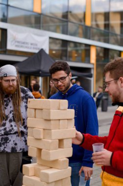 Birbiriyle iletişim kuran insanların görüntüsü
