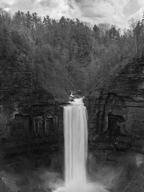 Ithaca NY yakınlarındaki Taughannock Falls Eyalet Parkı 'nda şelale..