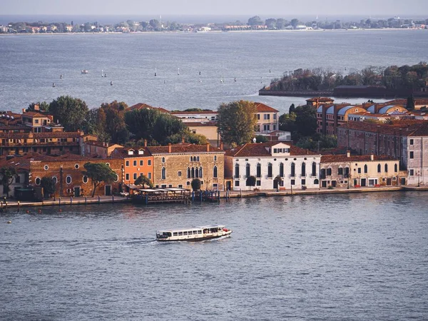イタリアのヴェネツィアにセーリングボートと運河の海岸に建物の空中ビュー — ストック写真