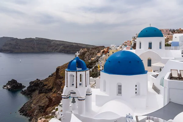 Typische Witte Kerken Met Blauwe Koepels Oia Met Uitzicht Zee — Stockfoto