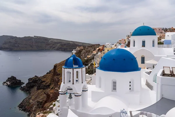 Églises Blanches Typiques Avec Dômes Bleus Oia Surplombant Mer — Photo