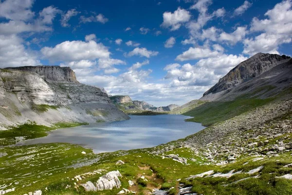 Małe Jezioro Otoczone Dużymi Górami Błękitnym Niebem Odbitym Wodzie Słoneczny — Zdjęcie stockowe