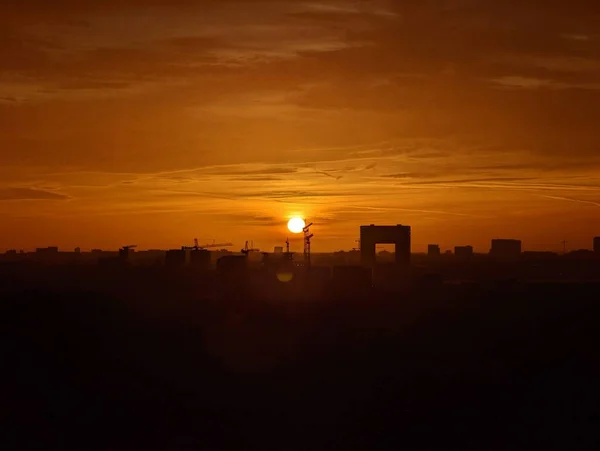 一个美丽的轮廓建筑物和起重机在阿姆斯特丹在橙色的日落 — 图库照片