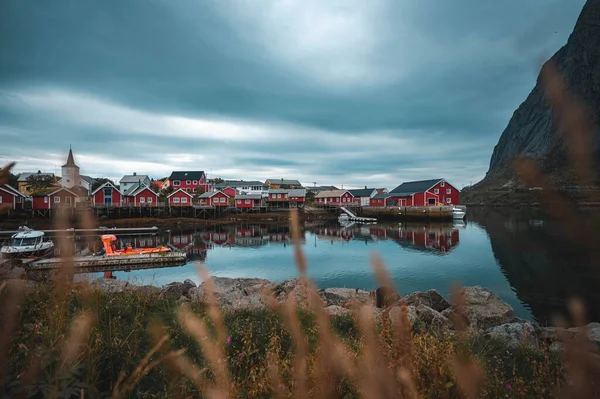 Céu Sombrio Sobre Lago Calmo Com Edifícios Vermelhos Noruegugen Lofoten — Fotografia de Stock
