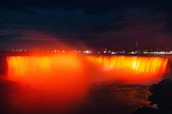 位于加拿大安大略省尼亚加拉瀑布的马蹄瀑布景观 夜间灯火通明 — 图库照片