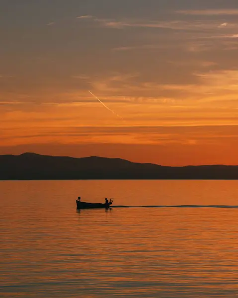 Eine Vertikale Aufnahme Einer Meereslandschaft Bei Sonnenuntergang Makarska Kroatien — Stockfoto