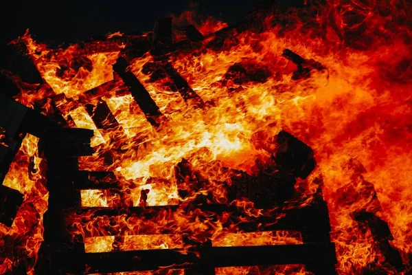 薪で燃えさかる炎の覆い — ストック写真