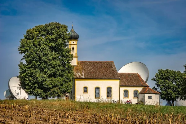 Johann Kapelle Und Parabolantennen Satellitenschüssel Raisting — Stockfoto