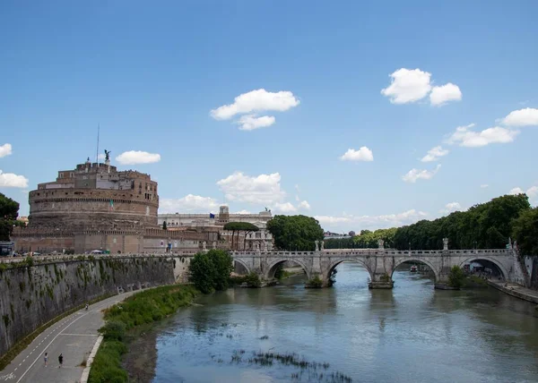 Красивая Сцена Замка Святого Анджело Мостом Через Реку Рим Италия — стоковое фото