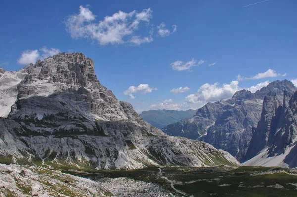 在蓝色的天空下 阳光灿烂的一天 意大利阿尔卑斯山的巨大岩石群山 — 图库照片