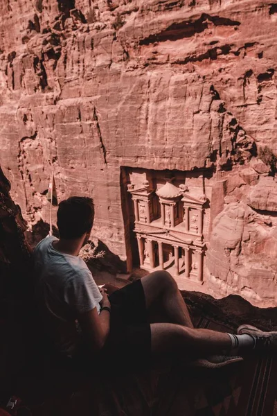 Een Blanke Man Zittend Aan Rots Nabatese Tempel Petra — Stockfoto