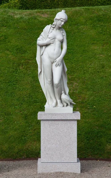 Вертикальний Знімок Класичної Жіночої Статуї Садах Замку Фредеріксборг Хіллеруд Данія — стокове фото