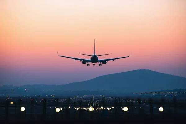 Een Vliegtuig Dat Vertrekt Van Het Vliegveld Bij Zonsondergang — Stockfoto