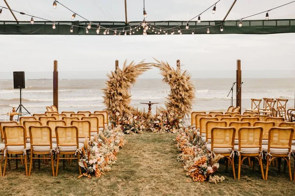 屋外ホールでの結婚式の日に木製の椅子や装飾の眺め — ストック写真