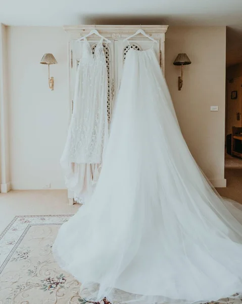 Bröllopsklänning Hängande Hylla Ett Brudrum — Stockfoto