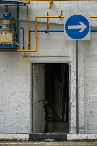 右の青の標識 垂直ショットと一方通行のトラフィックの路地にオープンドア — ストック写真