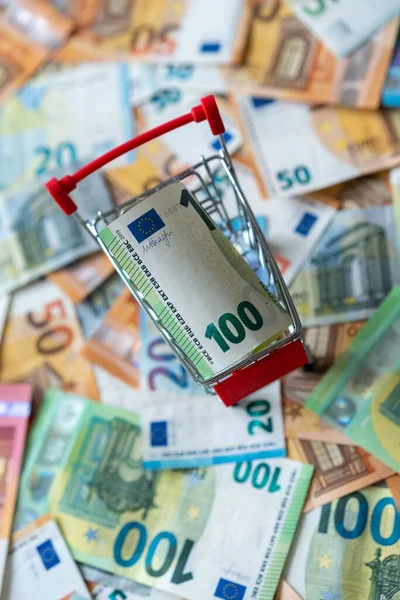 Uma Vista Superior Dinheiro Das Notas Euro Num Carrinho Compras — Fotografia de Stock