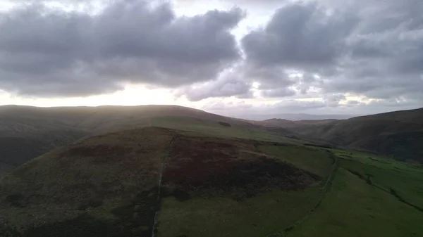Ein Drohnenblick Auf Ein Wunderschönes Grünes Tal Einem Düsteren Tag — Stockfoto