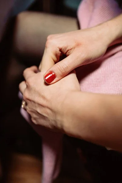 Close Mãos Femininas Com Unhas Vermelhas — Fotografia de Stock