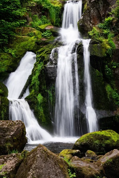 Eine Vertikale Aufnahme Eines Wasserfalls Der Von Einem Felsigen Berg — Stockfoto
